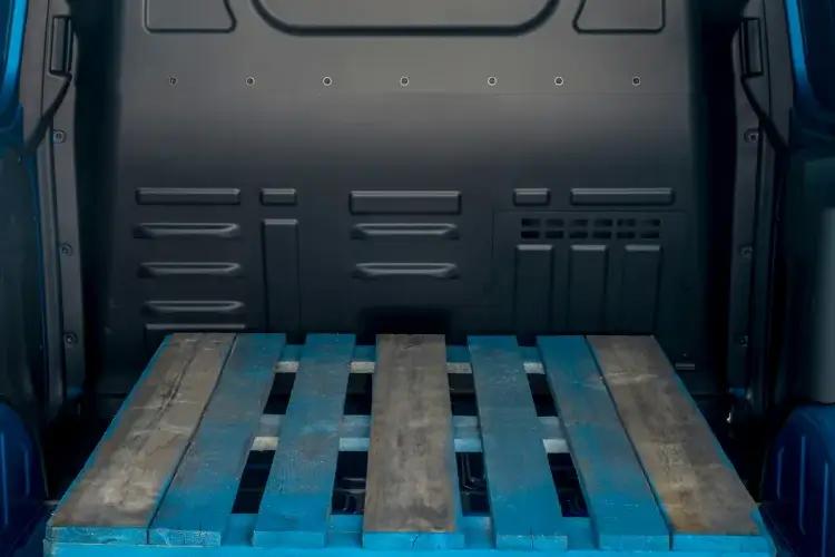 3981368 1.0 EcoBoost Leader Van